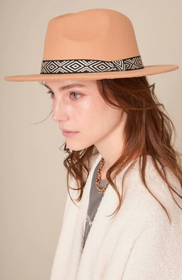 Topi Panama dengan Pita Berpola Garis-Garis